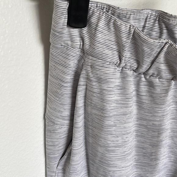 Brand new Lululemon On The Fly Crop pants - Picture 3 of 6